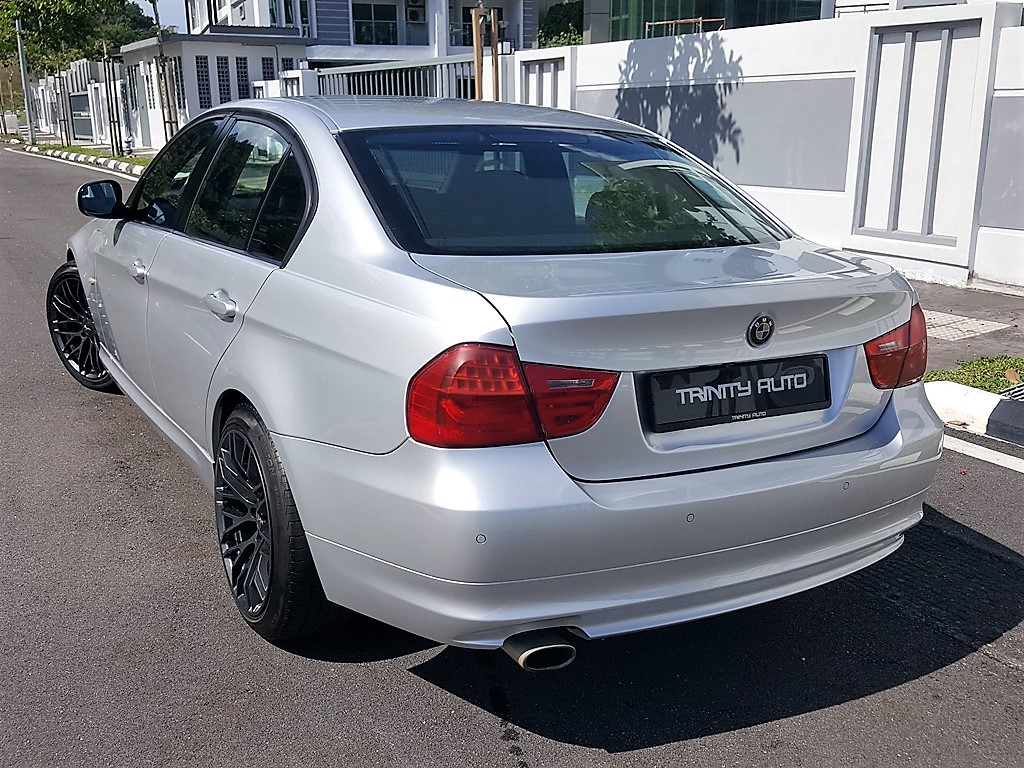 BMW E90 320i (2009)